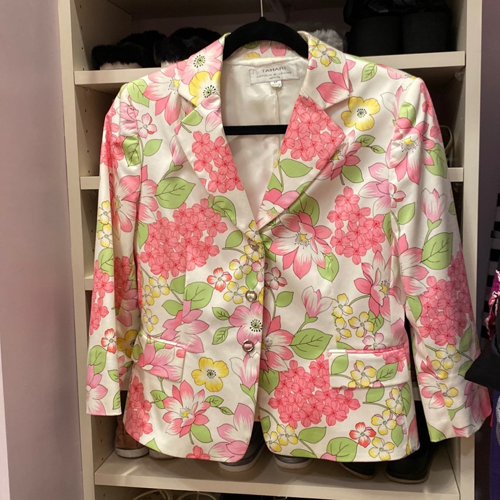 Super cute floral blazer